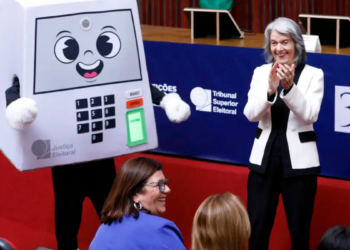 Em evento no TSE, Cármen Lúcia celebrou os 30 anos da urna eletrônica e reforçou a segurança do sistema eleitoral brasileiro, além de incentivar a participação política dos jovens.