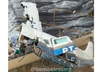 Um avião de pequeno porte caiu em Belo Horizonte após decolar da Pampulha, deixando dois mortos e três feridos. Aeronave atingiu prédio e será investigada pelo CENIPA.
