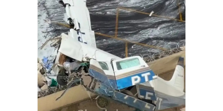 Um avião de pequeno porte caiu em Belo Horizonte após decolar da Pampulha, deixando dois mortos e três feridos. Aeronave atingiu prédio e será investigada pelo CENIPA.