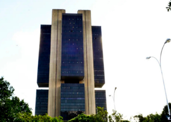 Banco Central reduz Selic para 14,5% e adota cautela diante de incertezas externas e inflação acima da meta. Ata do Copom destaca riscos globais.