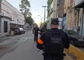 Operação da Polícia Civil no Complexo da Maré, no Rio, deixou um morto, 12 presos e causou impacto em trânsito, escolas e serviços de saúde.