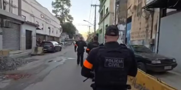 Operação da Polícia Civil no Complexo da Maré, no Rio, deixou um morto, 12 presos e causou impacto em trânsito, escolas e serviços de saúde.