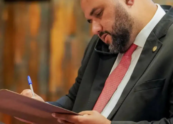 Polícia Federal encontrou mensagens com referências a atos violentos no celular do deputado estadual Thiago Rangel, preso em operação que investiga fraudes em contratos da Educação.