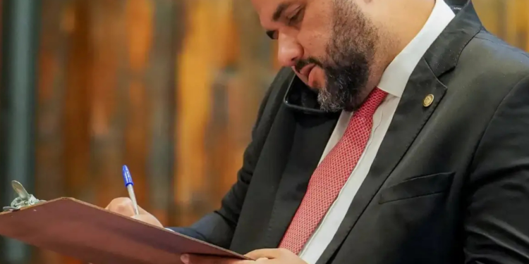 Polícia Federal encontrou mensagens com referências a atos violentos no celular do deputado estadual Thiago Rangel, preso em operação que investiga fraudes em contratos da Educação.