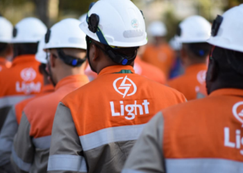 Fiscalizações da Light no RJ identificaram 3.744 casos de furto de energia em abril, com prisões e impacto de R$ 1,3 bilhão em prejuízos ao sistema elétrico.