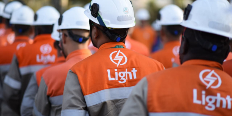 Fiscalizações da Light no RJ identificaram 3.744 casos de furto de energia em abril, com prisões e impacto de R$ 1,3 bilhão em prejuízos ao sistema elétrico.