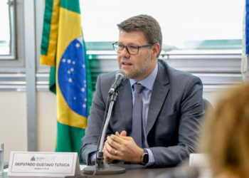 Gustavo Tutuca foi eleito presidente da Comissão de Orçamento da Alerj e destacou o déficit fiscal do estado do Rio de Janeiro, além de incertezas sobre royalties do petróleo e o impacto na arrecadação estadual.