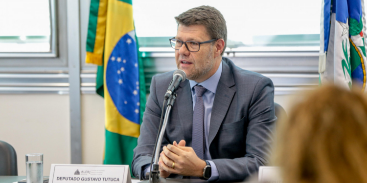 Gustavo Tutuca foi eleito presidente da Comissão de Orçamento da Alerj e destacou o déficit fiscal do estado do Rio de Janeiro, além de incertezas sobre royalties do petróleo e o impacto na arrecadação estadual.