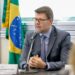 Gustavo Tutuca foi eleito presidente da Comissão de Orçamento da Alerj e destacou o déficit fiscal do estado do Rio de Janeiro, além de incertezas sobre royalties do petróleo e o impacto na arrecadação estadual.