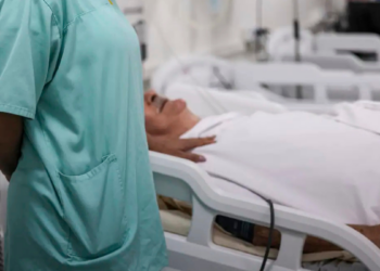 Estudo revela 987 casos de agressões contra médicos no Rio de Janeiro entre 2018 e 2025, com destaque para violência verbal e maior incidência em unidades públicas de saúde.