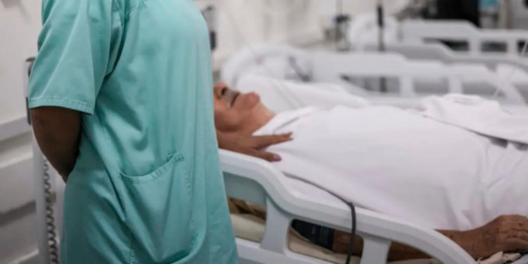 Estudo revela 987 casos de agressões contra médicos no Rio de Janeiro entre 2018 e 2025, com destaque para violência verbal e maior incidência em unidades públicas de saúde.