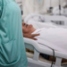 Estudo revela 987 casos de agressões contra médicos no Rio de Janeiro entre 2018 e 2025, com destaque para violência verbal e maior incidência em unidades públicas de saúde.