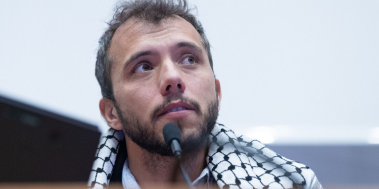 ONU pede libertação de Thiago Ávila e Saif Abu Keshek, presos por Israel após missão humanitária. Caso envolve denúncias de maus-tratos e investigação por supostos vínculos com o Hamas.