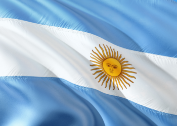 Governo Javier Milei enfrenta aumento da inflação, queda da atividade econômica e denúncias de corrupção, ampliando desgaste político na Argentina.