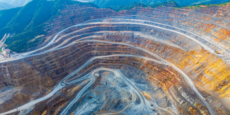 Câmara dos Deputados aprova projeto que institui a Política Nacional de Minerais Críticos e Estratégicos, com fundo de R$ 5 bilhões e regras para o setor.