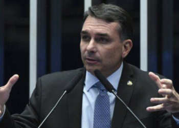 Mensagens revelam participação de Flávio Bolsonaro na captação de recursos para o filme.