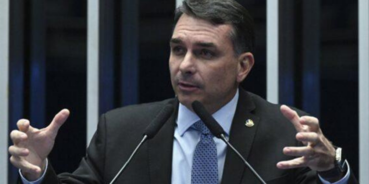 Mensagens revelam participação de Flávio Bolsonaro na captação de recursos para o filme.