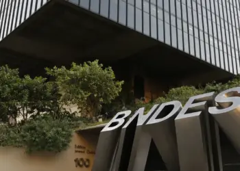 BNDES abre linha de financiamento de R$ 21 bilhões para compra de caminhões, ônibus e implementos rodoviários. Programa busca renovar a frota nacional e ampliar a eficiência logística.