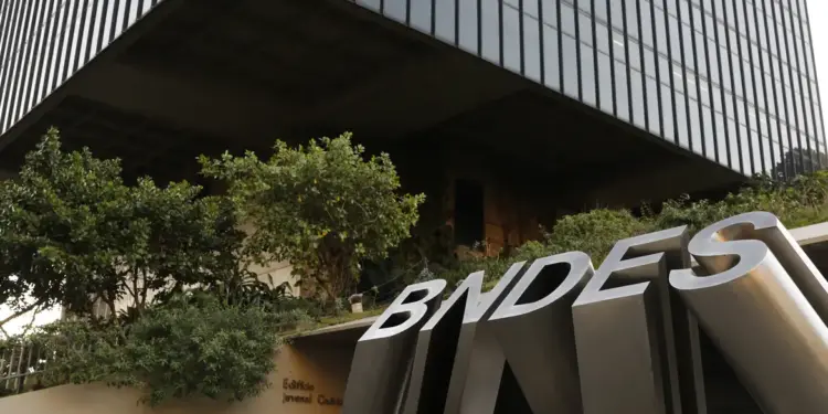 BNDES abre linha de financiamento de R$ 21 bilhões para compra de caminhões, ônibus e implementos rodoviários. Programa busca renovar a frota nacional e ampliar a eficiência logística.