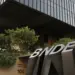 BNDES abre linha de financiamento de R$ 21 bilhões para compra de caminhões, ônibus e implementos rodoviários. Programa busca renovar a frota nacional e ampliar a eficiência logística.