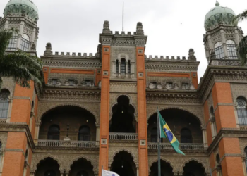 Viajante vindo de Uganda é monitorado pela Fiocruz após apresentar sintomas compatíveis com infecção viral. Exames iniciais descartaram ebola e confirmaram malária.