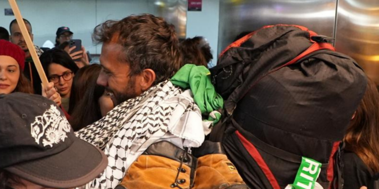 Brasileiro voltou ao país após ser preso por forças israelenses no Mediterrâneo.
