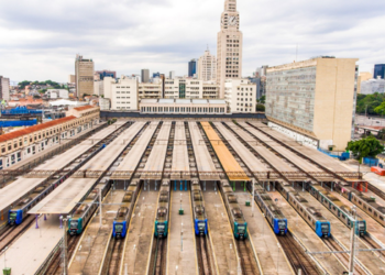 TrensRJ assume a operação ferroviária do Rio de Janeiro sob novo modelo de permissão. Contrato prevê pagamento por quilômetro rodado, investimentos públicos e manutenção da Tarifa Social.