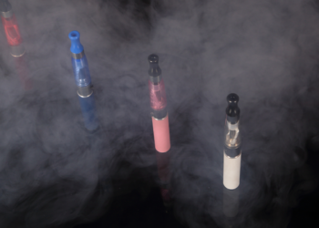 Especialistas alertam sobre o crescimento do uso de cigarros eletrônicos e produtos à base de nicotina entre jovens. Campanha do Dia Mundial sem Tabaco reforça os riscos à saúde.
