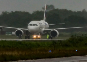 Governo federal estende até julho os incentivos fiscais para biodiesel e querosene de aviação. Medida busca reduzir custos do setor aéreo e minimizar impactos da alta dos combustíveis.
