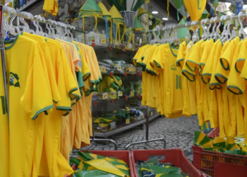 Estudo da Confederação Nacional de Dirigentes Lojistas mostra que 99 milhões de brasileiros devem consumir produtos ou serviços ligados à Copa de 2026, com forte impacto no varejo.