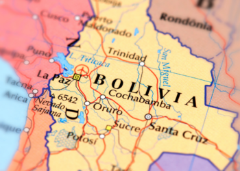 Governo da Bolívia revoga lei que restringia estado de exceção, ampliando poderes do Executivo em meio a protestos, bloqueios e crise de abastecimento no país.