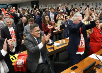 Comissão especial da Câmara aprova PEC que encerra a escala 6x1 e reduz jornada de trabalho para 40 horas semanais de forma gradual. Texto segue para votação em plenário.