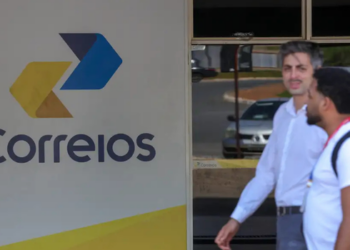O TCU alertou o governo federal sobre riscos fiscais no plano de recuperação dos Correios, que inclui empréstimo de R$ 12 bilhões com garantia da União. Corte aponta falhas técnicas e determina monitoramento da operação.
