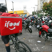 Governo federal abriu processos administrativos contra iFood e Keeta por suposto descumprimento de regras de transparência em aplicativos de delivery. Empresas podem sofrer multas milionárias.