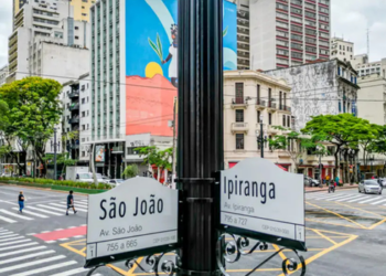 A Justiça de São Paulo suspendeu provisoriamente as obras do Boulevard São João, projeto apelidado de “Times Square paulistana”, após questionamentos sobre impactos urbanísticos e poluição visual.