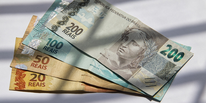 O Dia Livre de Impostos reúne mais de 50 mil lojas no Brasil nesta quinta (28), com descontos que simulam retirada de tributos e debate sobre carga tributária.