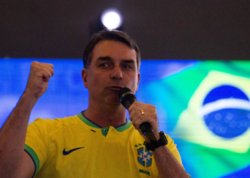 Flávio Bolsonaro e Itamaraty divergem sobre uso da Embaixada do Brasil em Washington. Ministério nega motivação política e cita falta de pedido formal.