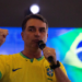 Flávio Bolsonaro e Itamaraty divergem sobre uso da Embaixada do Brasil em Washington. Ministério nega motivação política e cita falta de pedido formal.