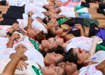 Polícia Civil investiga feminicídio na zona norte de São Paulo após mulher de 26 anos ser morta a tiros. Ex-companheiro é suspeito e casos de violência de gênero crescem no estado.