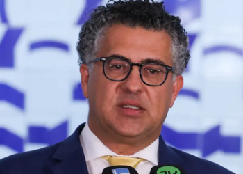 PEC que reduz jornada de trabalho e acaba com a escala 6x1 começa a tramitar no Senado e já enfrenta propostas alternativas e pressão de empresários e sindicatos.