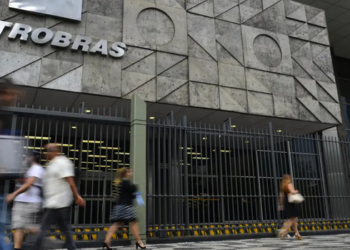 Petrobras reajusta preço da gasolina A em R$ 0,04 por litro a partir desta sexta-feira. Governo federal cria compensação para reduzir impacto nos postos.
