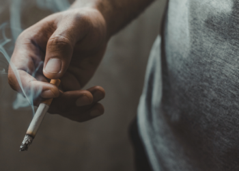 Inca promove ação no Dia Mundial sem Tabaco e reforça riscos de aditivos em cigarros. Brasil é pioneiro na proibição de sabores como mentol e açúcares.