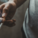 Inca promove ação no Dia Mundial sem Tabaco e reforça riscos de aditivos em cigarros. Brasil é pioneiro na proibição de sabores como mentol e açúcares.