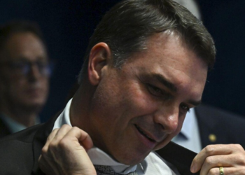 EUA incluem PCC e Comando Vermelho na lista de organizações terroristas a partir de 2026. Medida gera apoio político no Brasil e debate sobre soberania.