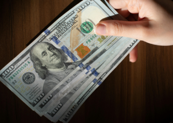 Dólar fecha em queda a R$ 5,03 com alívio externo, enquanto Ibovespa recua pressionado por ações da Petrobras e expectativa sobre juros.