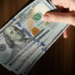 Dólar fecha em queda a R$ 5,03 com alívio externo, enquanto Ibovespa recua pressionado por ações da Petrobras e expectativa sobre juros.