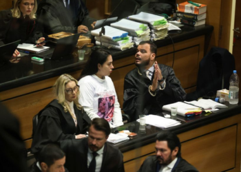 Advogado de defesa de Jairinho confirma retorno ao julgamento do caso Henry Borel após sofrer infarto. Sessões seguem no 2º Tribunal do Júri com depoimentos de testemunhas.