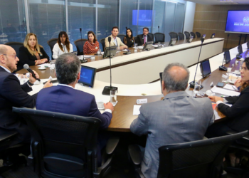 Prefeitos de 11 cidades do Rio de Janeiro se reúnem com o governador em exercício Ricardo Couto para discutir investimentos, infraestrutura e apoio aos municípios.