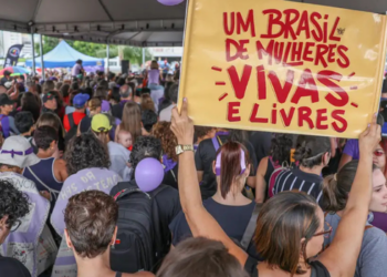 Nova regulamentação garante pensão especial de um salário-mínimo para crianças e adolescentes que perderam suas mães em casos de feminicídio. Benefício será pago pelo INSS.