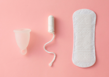 Estudo revela que a menstruação impacta diretamente a rotina escolar de estudantes brasileiras, provocando faltas, dificuldades de aprendizado e desconforto nas escolas.